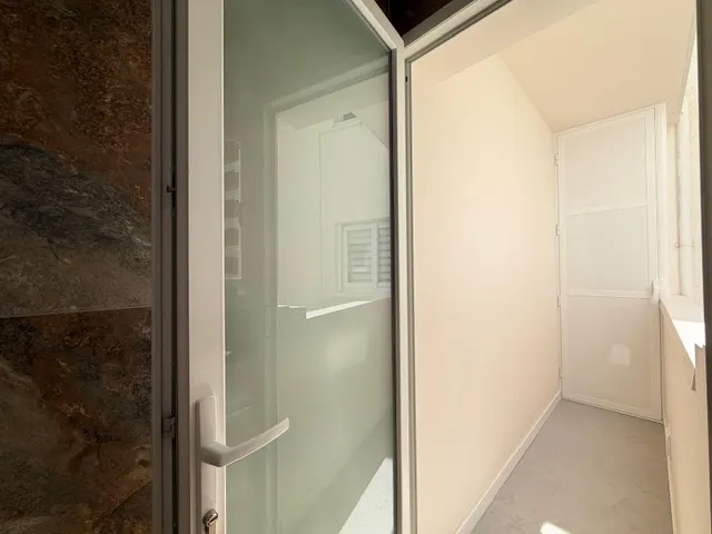 Apartamento totalmente reformado con vistas al mar y a 100 metros del puerto. con 3 dorm. 2 baños. superficie de 100 m2. — 13