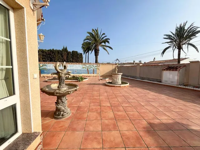 Chalet con piscina y amplias estancias en El Chaparral — 13