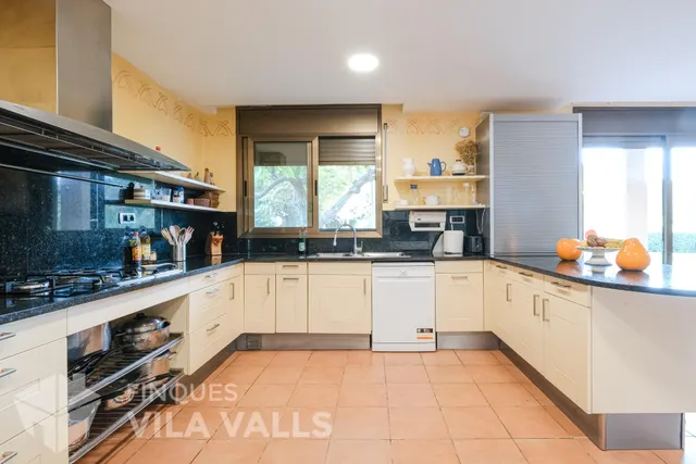 Villa de lujo con piscinas y finca de 6 ha en Sant Feliu de Codines — 29