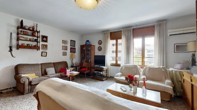 Amplia Vivienda en Avenida César Augusto con Garaje — 7