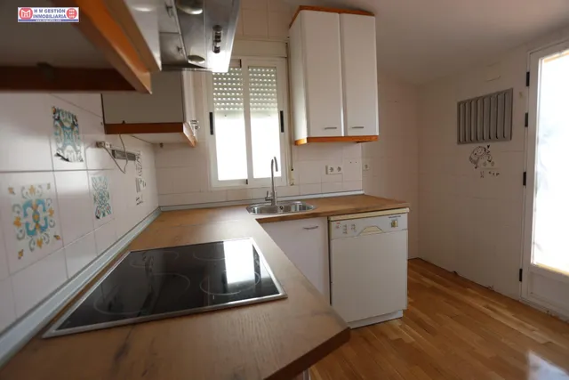 Ático de un dormitorio con aire acondicionado calefacción por  gas, baño y aseo, terraza exterior y plaza de garaje. — 13