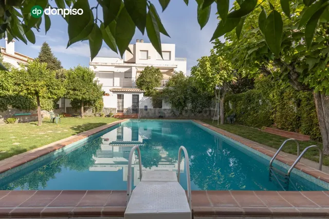 Exclusiva vivienda con piscina en la zona del Serrallo con piscina comunitaria — 2