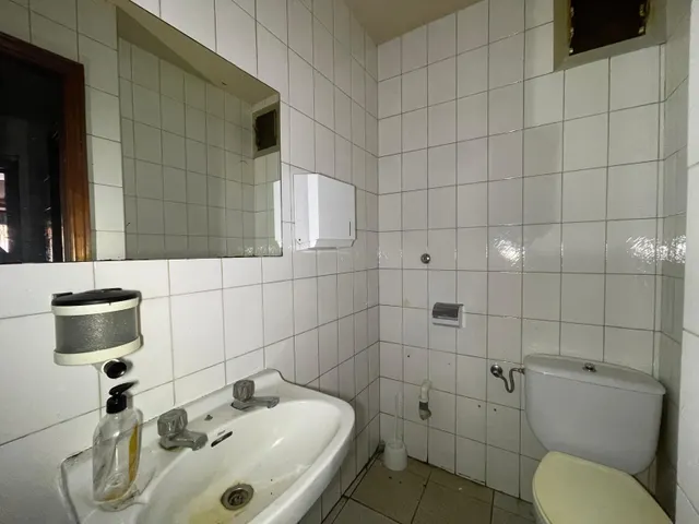 SE VENDE LOCAL EN ZONA ALTA — 11