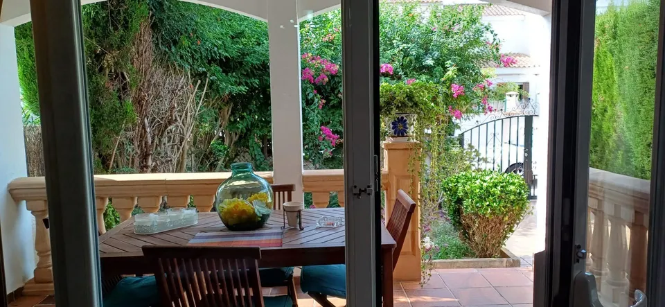 ADOSADO DE 3 habitaciones CON PARKING Y GRAN PISCINA COMUNITARIA CON JARDINES.