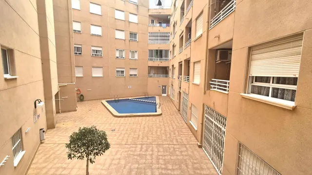 Apartamento de 2 dormitorios con ascensor y piscina comunitaria en Torrevieja | Inversión y calidad de vida en la Costa Blanca — 15