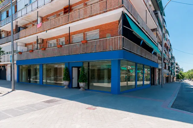 Maravilloso Local con amplia fachada  muy cerca de calle Alcalá. — 30