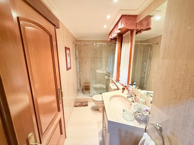 Venta Pleno Dominio Amplio piso luminoso de 216 m2 en urbanización con piscina y vigilancia 24h · Aravaca — 15