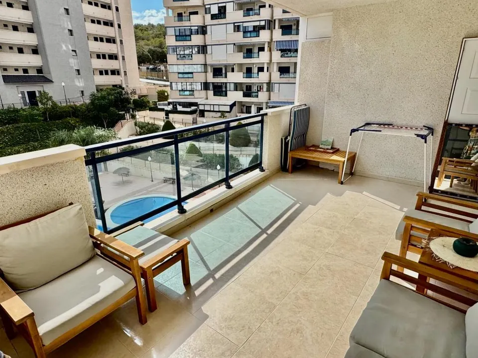 Apartamento reformado de 2 dormitorios con vistas al mar, piscina y parking en la cala de finestrat