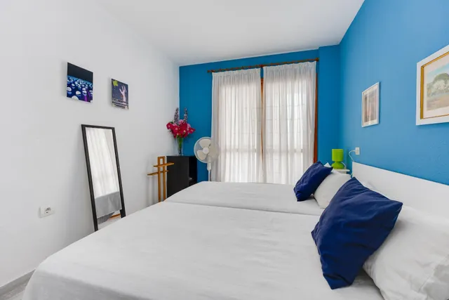 Apartamento semi reformado con orientación sur, vistas laterales al mar y piscina comunitaria. — 18