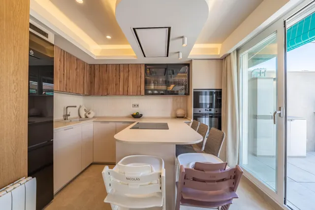 Impresionante Vivienda de Lujo con Diseño Moderno y Comodidades Exclusivas — 16