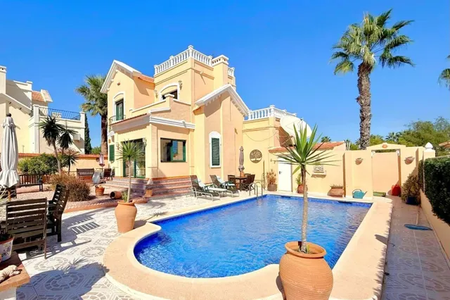 Villa Independiente Orientada al Sur con Vistas al Mar, Pisc