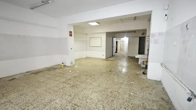 Local en venta para reformar en la calle Salinas, Vila de Gràcia. — 17