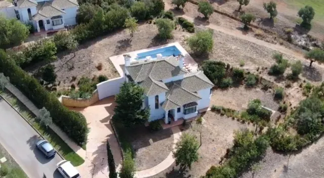 SE VENDE VILLA EN CAMPO DE GOLF GARDEN EN ARCOS DE LA FRONTE - foto 3