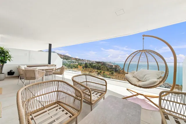 APARTAMENTO DE LUJO CON VISTAS PANORÁMICAS AL MAR EN CARAT I – CARVAJAL, FUENGIROLA — 13