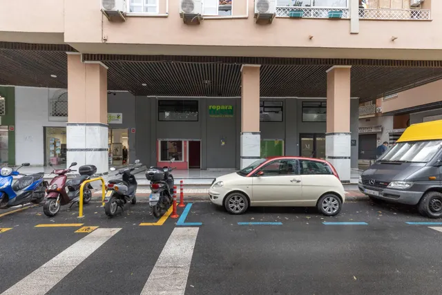 Local comercial en venta en calle agustina de aragón — 19