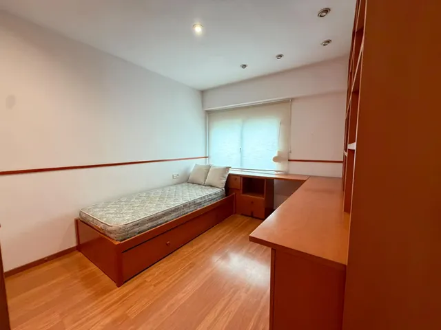 Se alquila amplio piso con plaza de parking — 33