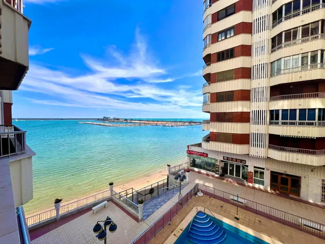 Amplio apartamento (aprox. 90 m2 - 2.ª planta) en primera línea de Playa del Acequión. Gran balcón con vistas al mar (suroeste), piscina comunitaria, cerca del centro, y directamente en la playa. — 2