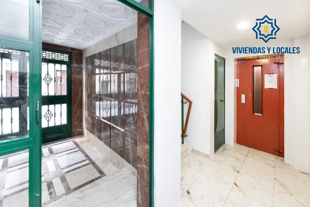 Venta de piso de 4 dormitorios y 2 baños en Granada (Zona Centro) — 7