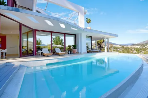 Preciosa villa a pies de campos de golf.