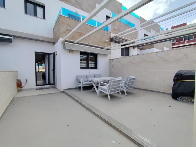 Casa adosada en venta en Bigastro con 3 dormitorios, 3 baños, solárium privado de 39 m2 y piscina comunitaria — 28