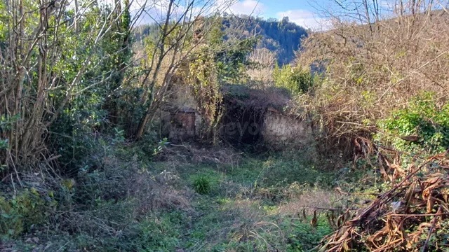 Terreno urbano de 1750 m2 con caserío a reformar en Menagara - foto 4