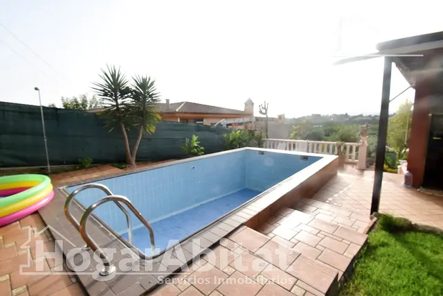 VILLA SEMINUEVA CON PISCINA, TERRAZA Y GRAN JARDÍN — 16
