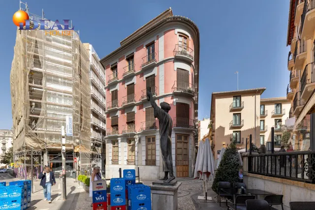 LOCAL EN VENTA JUNTO PLAZA ISABEL LA CATÓLICA — 13