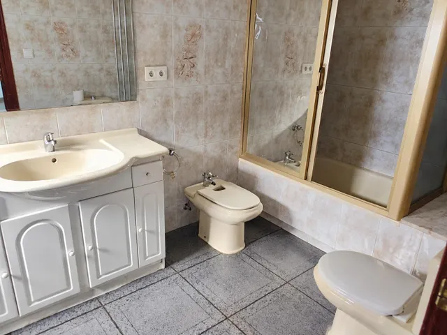 Casa de una planta con 4 Domitorios y patio en la zona de Cañero. — 9