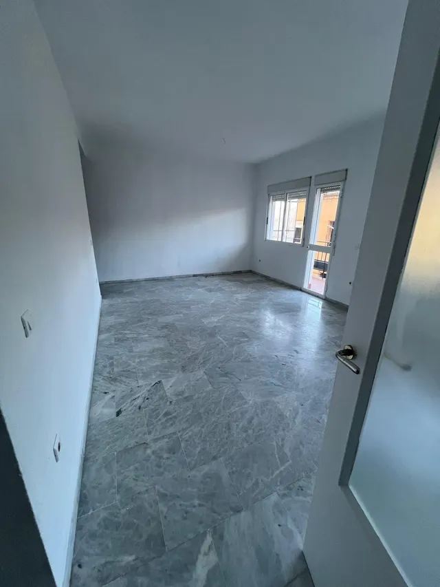 Los Remedios, Avda. República Argentina. Excelente vivienda de 3 habitaciones 2 baños se alquila. — 7