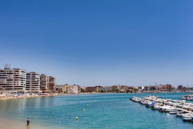 Apartamento de 3 dormitorios y piscina comunitaria en Acequion, Torrevieja — 35