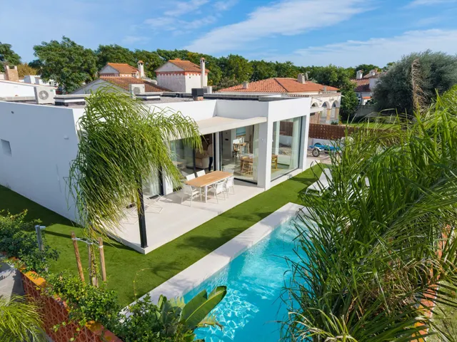 Exclusiva villa de diseño moderno con piscina privada, jardí - foto 5