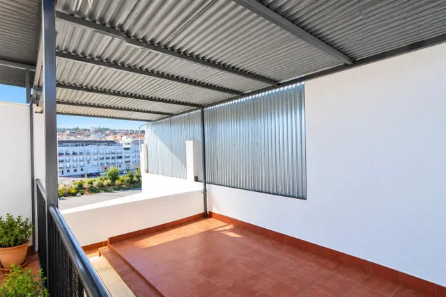 En venta casa pareada de 4 habitaciones, con patio y terraza, barriada las flores — 26