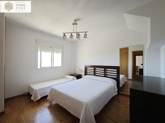 PRECIOSO CHALET PAREADO JUNTO AL MAR — 8