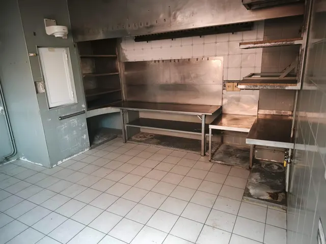 LOCAL COMERCIAL ACONDICIONADO COMO BAR O RESTAURANTE — 8