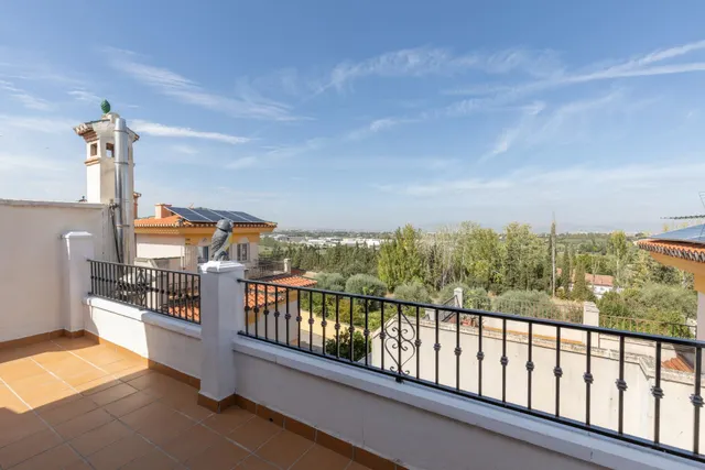 ADOSADA CON 4 DORMITORIOS, AMPLIAS TERRAZAS Y VISTAS A GRANADA Y SIERRA NEVADA — 34