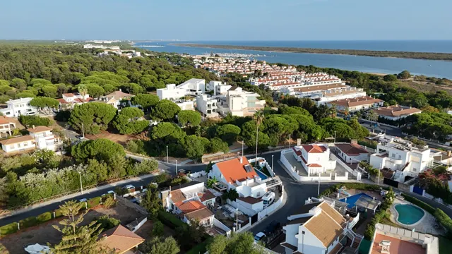 Chalet independiente de esquina con piscina y terraza con vistas al mar en El Rompido Cartaya, Huelva. — 40