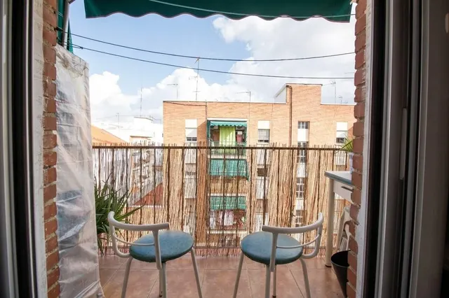 Piso reformado de tres habitaciones con terraza — 9
