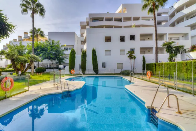 Apartamento de dos dormitorios bellamente reformado en la comunidad cerrada de Jardines de Andalucía — 12