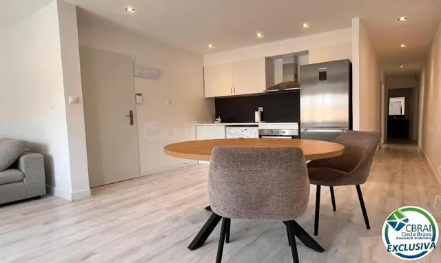 ROSES CENTRE Acogedor apartamento de dos dormitorios complet
