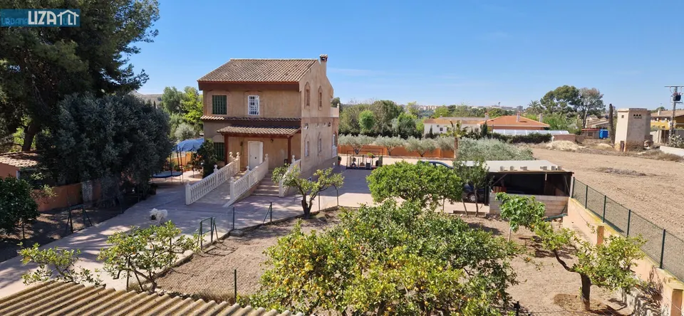 Magnífico chalet en zona urbana tranquila a un minuto de Villafranqueza
