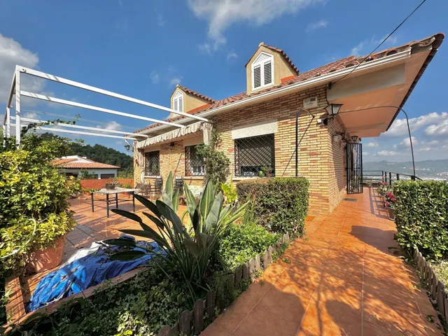 Impresionante Casa con Vistas Espectaculares en Santa Coloma - foto 2