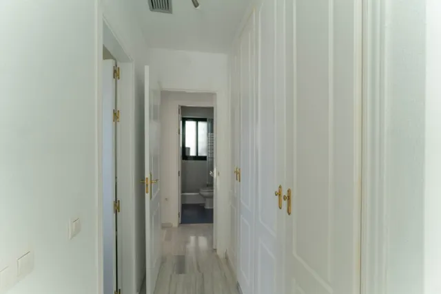 APARTAMENTO EN ALHAURIN GOLF CON TERRAZA CON BUENAS VISTAS, PARKING Y PISCINA Y JARDÍN COMUNITARIO — 28