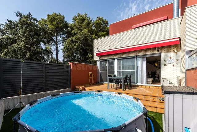 MAGNÍFICA CASA PAREADA JUNTO AL BOSQUE DE PEDRASANTA.