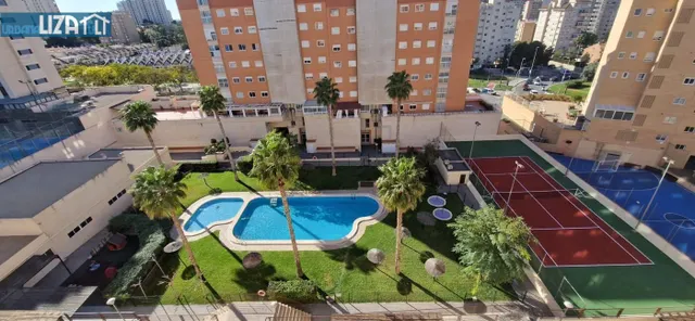 Piso exterior de 4 habitaciones con piscina y garaje — 11