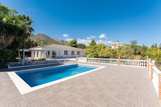 CHALET INDEPENDIENTE DE UNA SOLA PLANTA CON PISCINA - foto 2