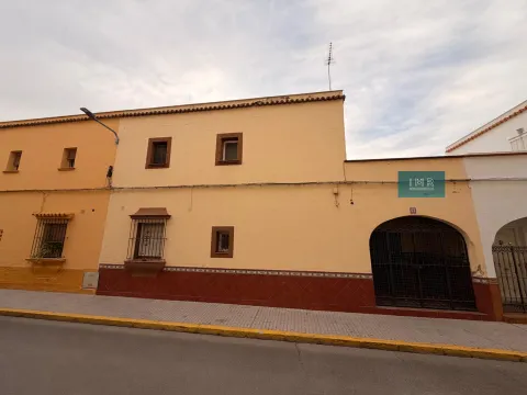 Casa de dos plantas con patio y terraza en El Monumento, San Juan de Aznalfarache