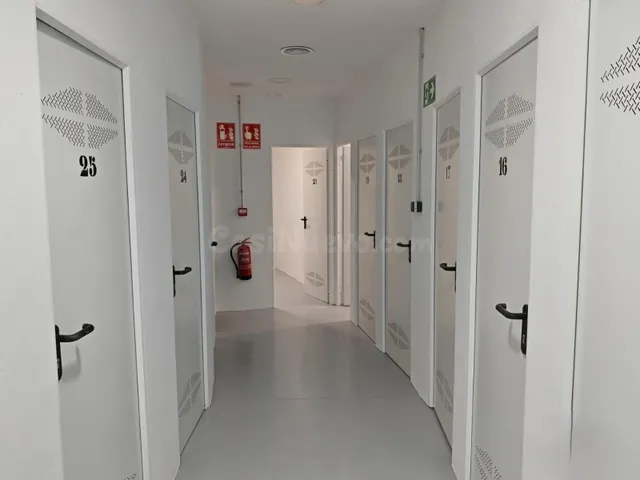 Local distribuido en trasteros . Construidos recientemente, 