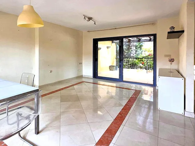 Magnífica y espaciosa casa adosada de 4 plantas (aprox. 176 m2). Varias terrazas y gran zona de piscina comunitaria. Cerca de campos de golf, La Zenia Boulevard, y a poco más de 5 km de las playas. — 38