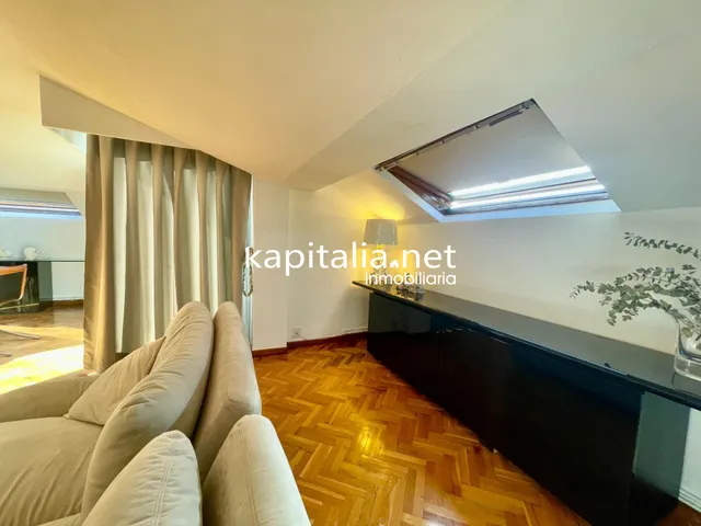 Ático duplex con chimenea y vistas panorámicas — 9