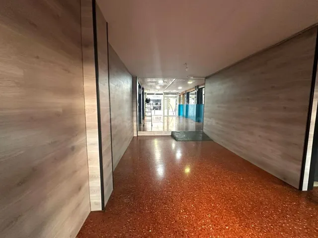 Amplio Local Comercial cerca de metro fondo